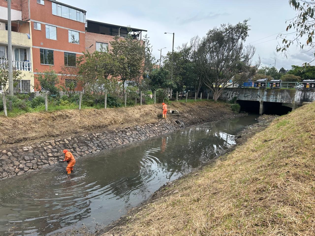Trabajadores limpiando un canal de agua